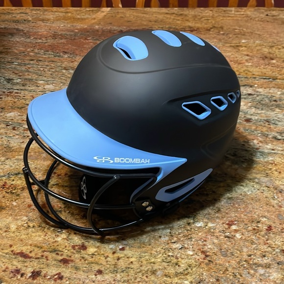 Boombah batting helmet with mask & chin strap - Picture 3 of 8